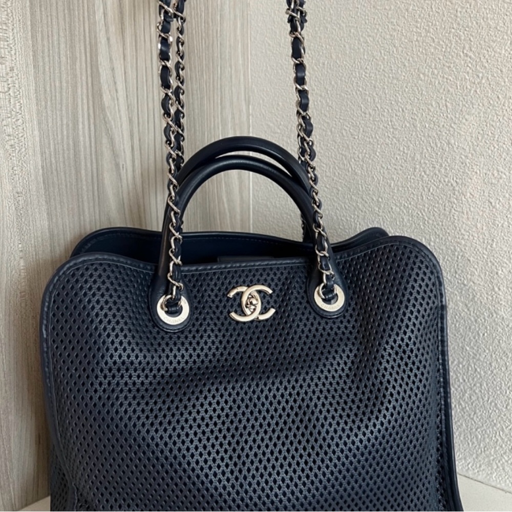 CHANEL Blue Shoulder Bag with Textured Leather and Silver Chain Strap